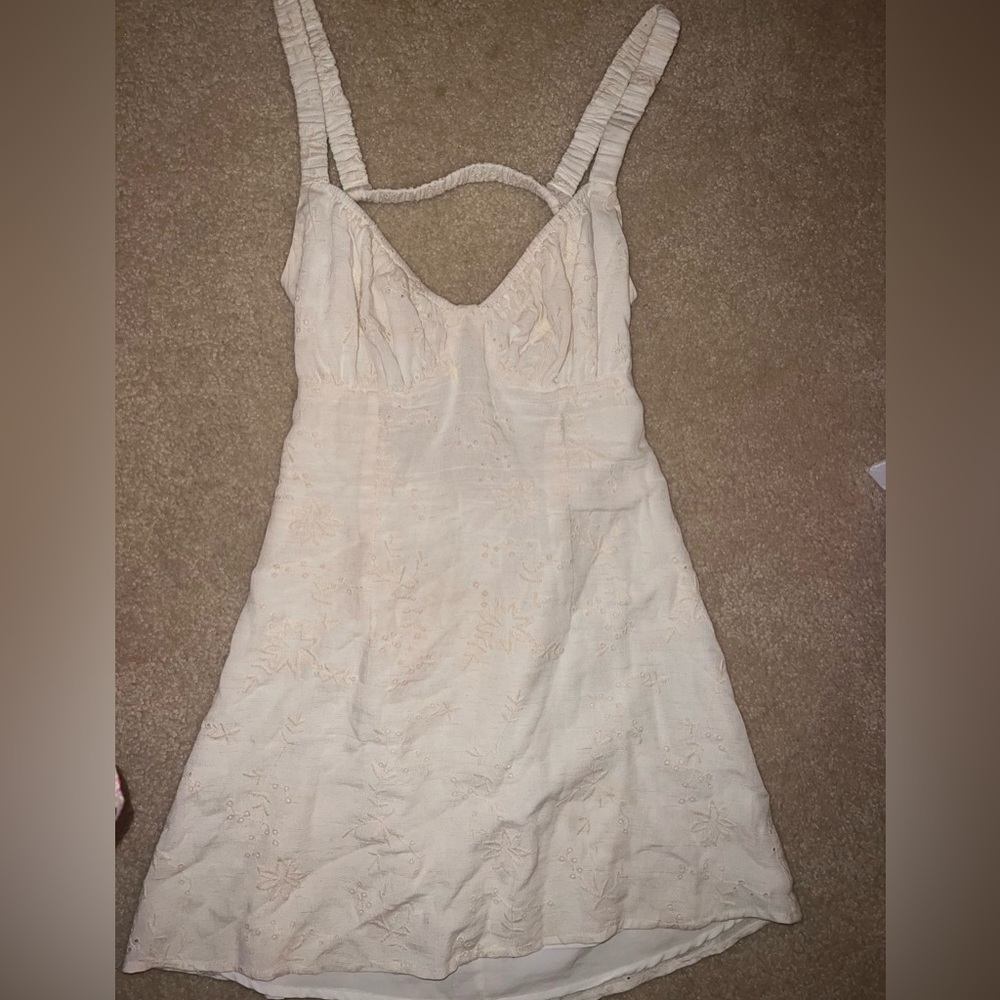 Flower detailed dress in cream